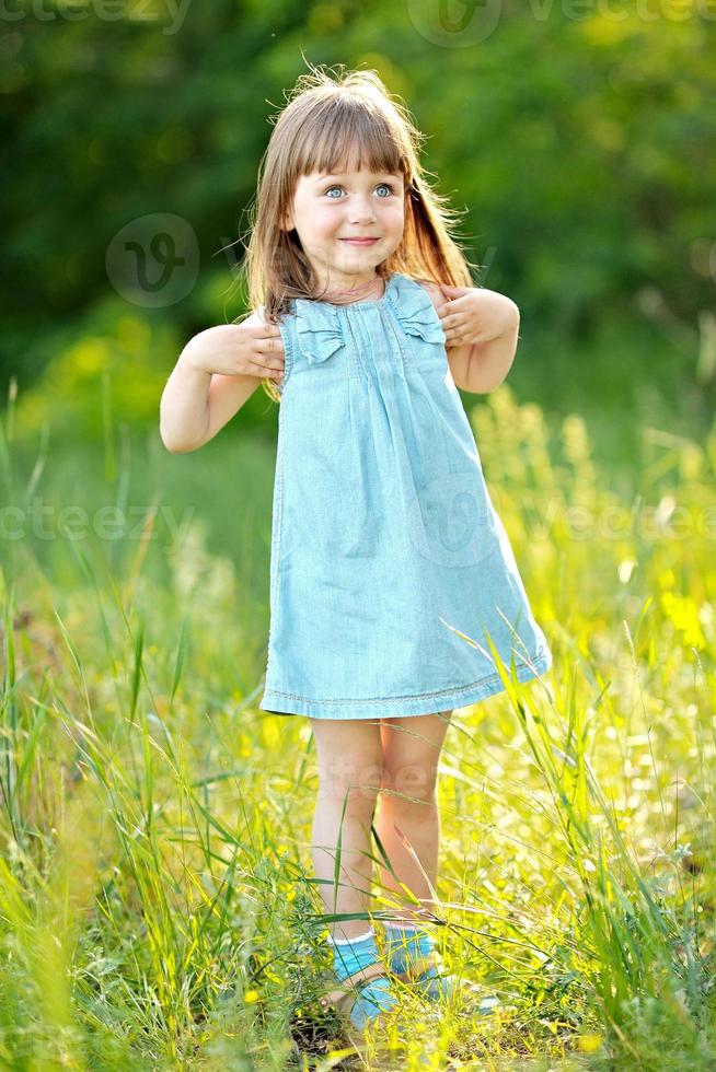 porträtt av liten flicka utomhus på sommaren foto