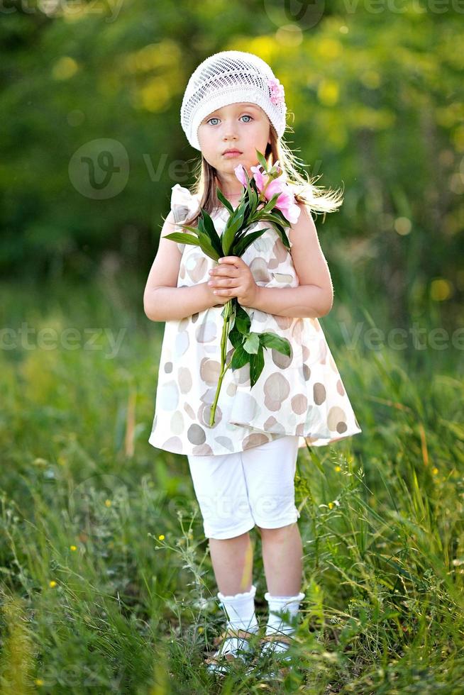 porträtt av liten flicka utomhus på sommaren foto