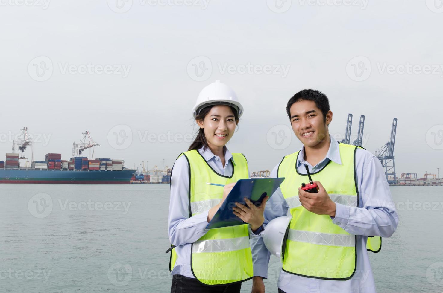 företagare möter i logistisk hamn. foto
