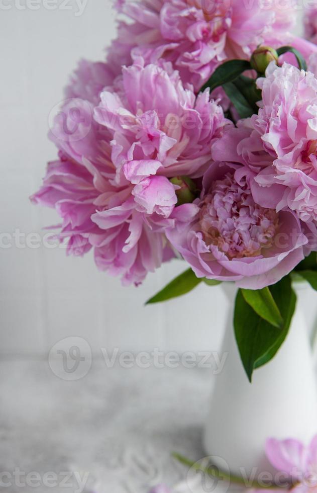 vacker bukett blommor rosa pioner foto