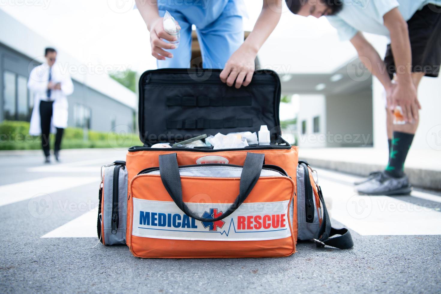 första hjälpen-väska, för det medicinska teamet som utför första hjälpen vid olyckor i ambulansen foto
