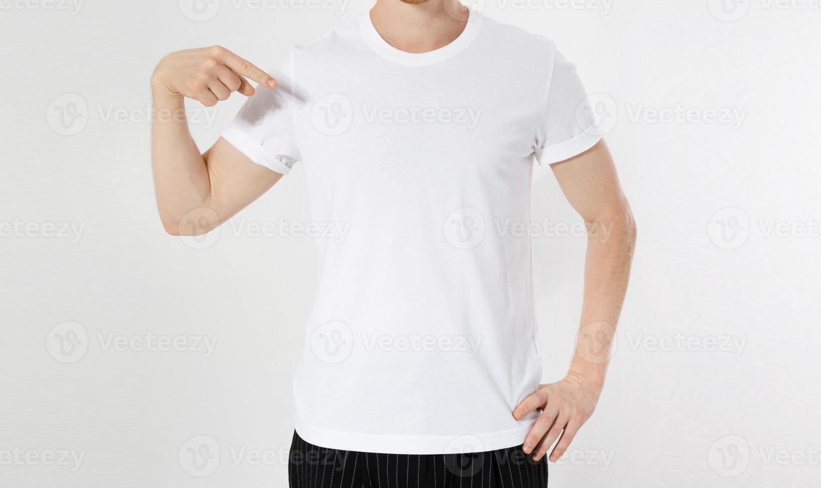 närbild man pekade på tomma tomma vita tshirt mockup foto