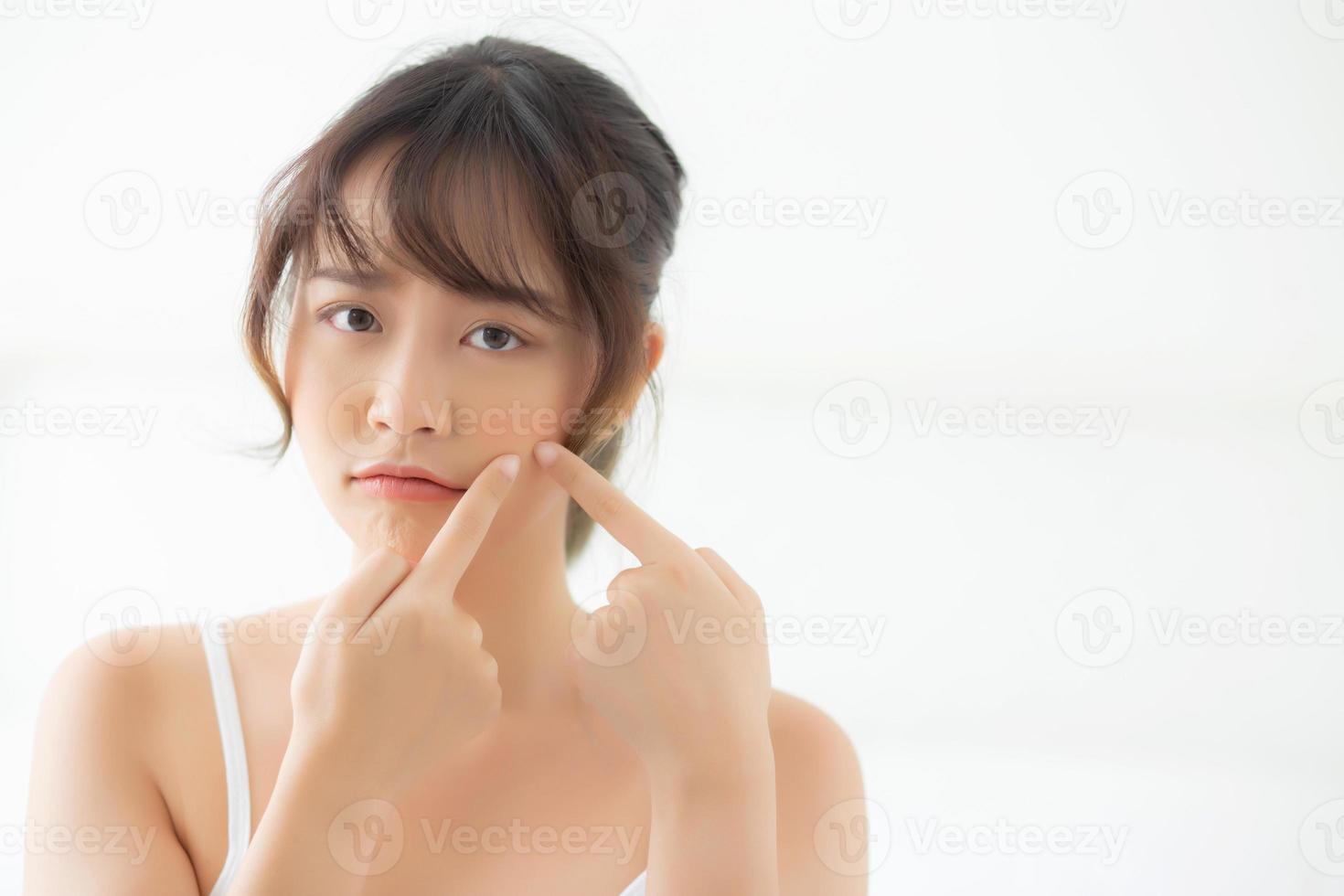 vackert porträtt ung asiatisk kvinna med akneproblem i sovrummet, problem med skönhet i ansiktet, zitbehandling, asiatisk flicka är finne med oro och missnöje, hudvård och hälsosamt koncept. foto