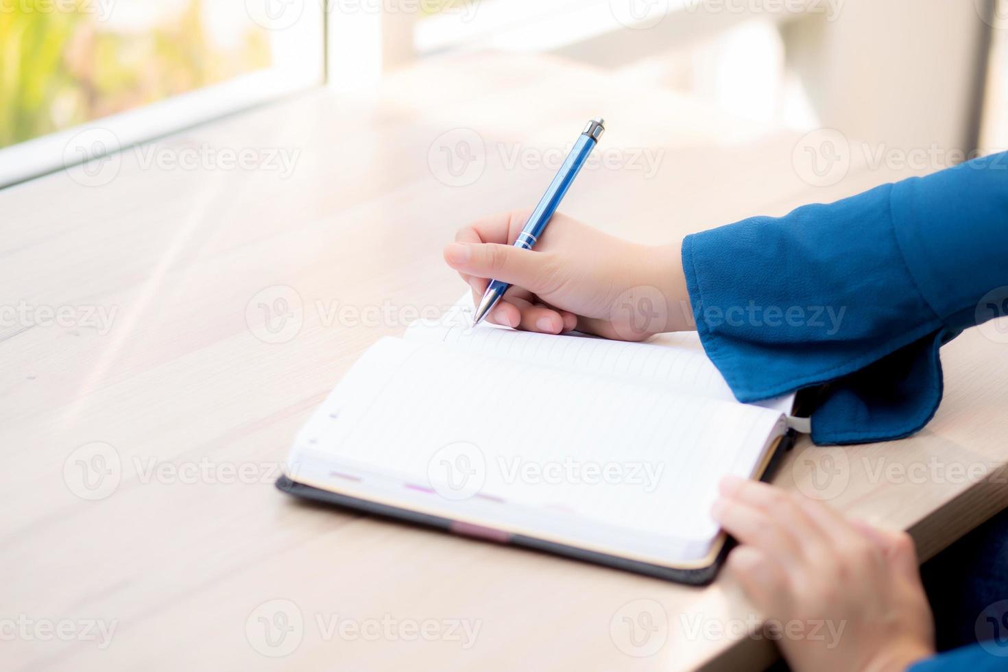 närbild hand kvinna författare tänkande idé och skriva på anteckningsbok eller dagbok med glad, livsstil av asiatisk flicka är student, kvinnlig planering arbetar, utbildning och affärsidé. foto