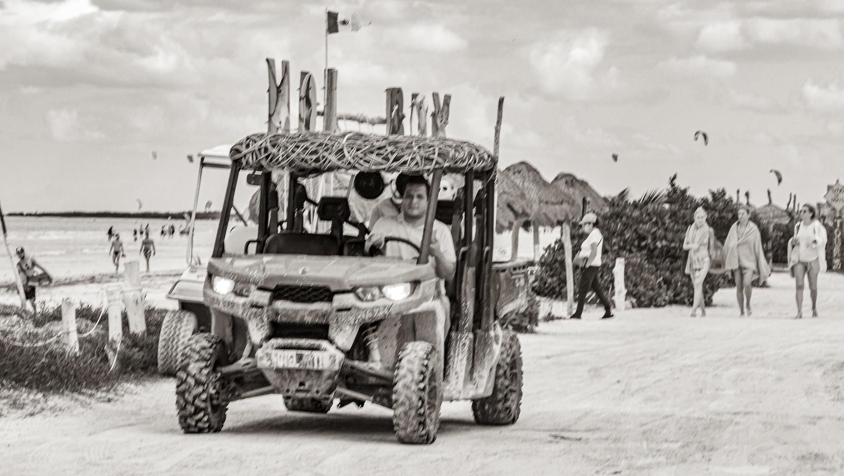 holbox quintana roo mexico 2021 golfbil buggy cars vagnar muddy street beach holbox mexico. foto