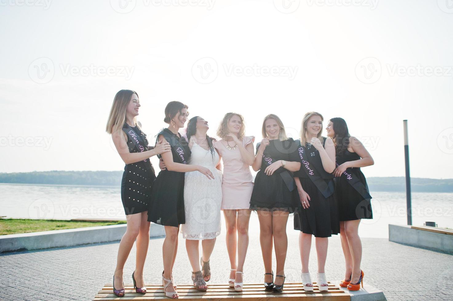 grupp på 7 flickor bär på svart och 2 brudar på möhippo. foto
