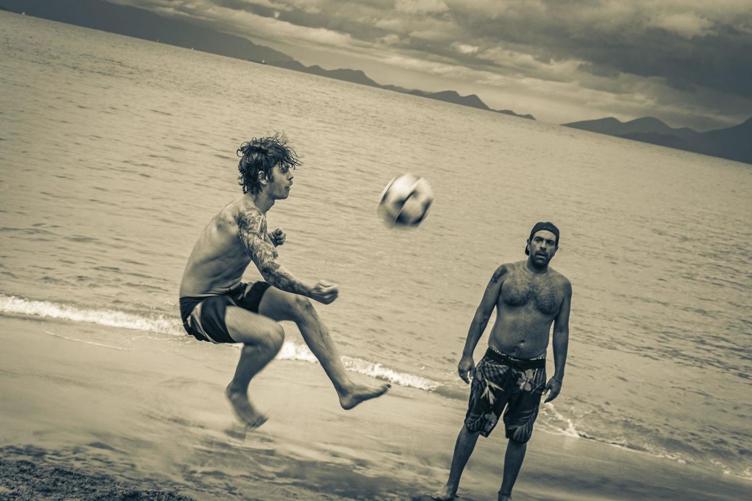 ilha grande rio de janeiro brasilien 2020 manliga fotbollsspelare stranden stora tropiska ön ilha grande brasilien. foto