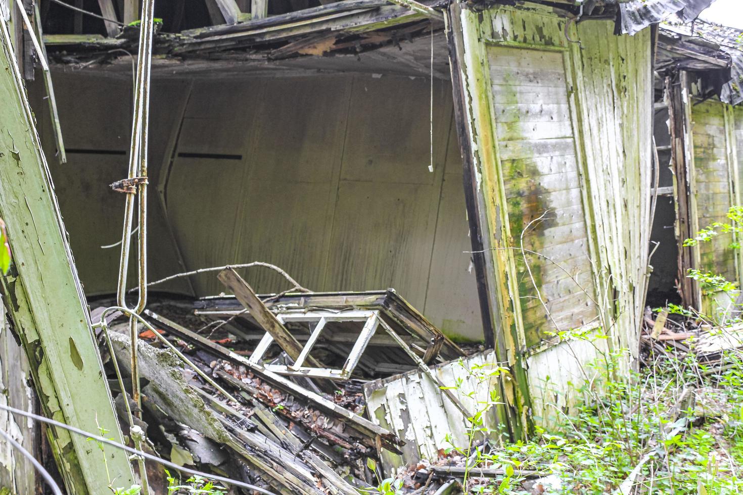 drangstedt Niedersachsen Tyskland 2010 trasigt förstört gammalt hus i skogen Tyskland. foto