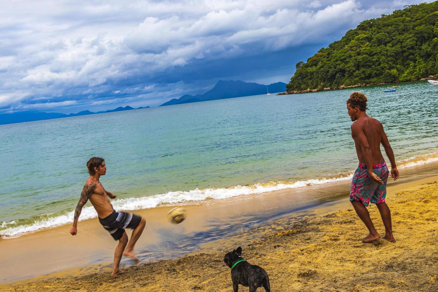 ilha grande rio de janeiro brasilien 2020 manliga fotbollsspelare stranden stora tropiska ön ilha grande brasilien. foto