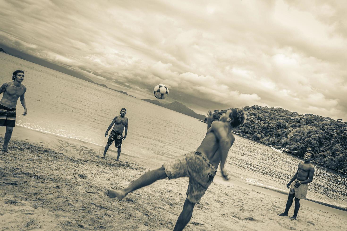 ilha grande rio de janeiro brasilien 2020 manliga fotbollsspelare stranden stora tropiska ön ilha grande brasilien. foto