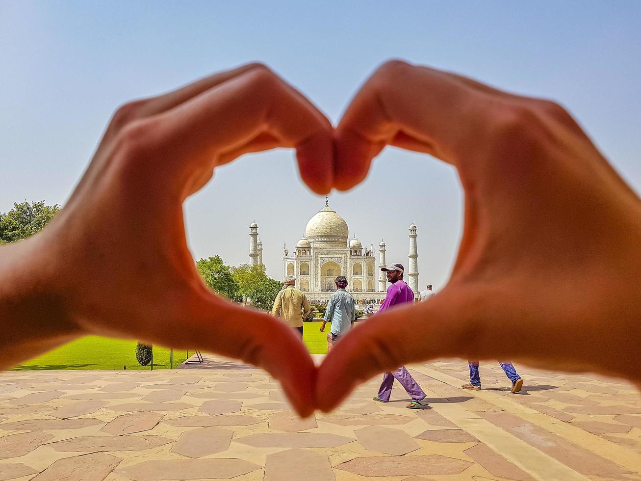 agra uttar pradesh india 2018 symbol för kärlek med hjärta från händer taj mahal india. foto