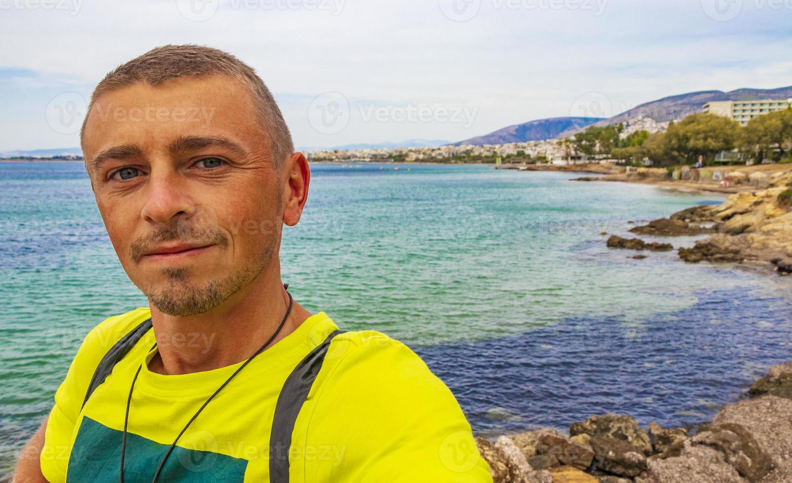 naturligt grönt turkost vatten vouliagmeni kavouri strand nära voula grekland. foto