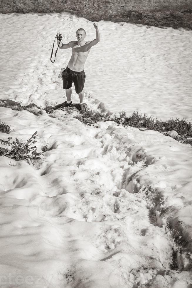 extrema hiker vandringar klättrar i snö i sommar hemsedal norge. foto