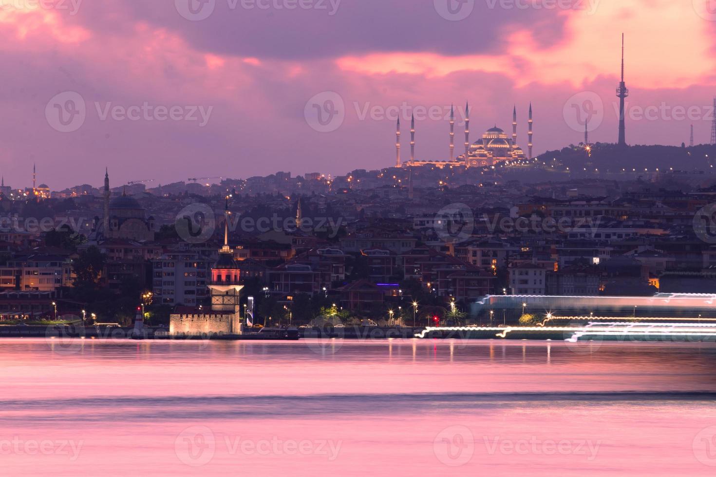 jungfrutornet och camlica-moskén i istanbul, Turkiet foto