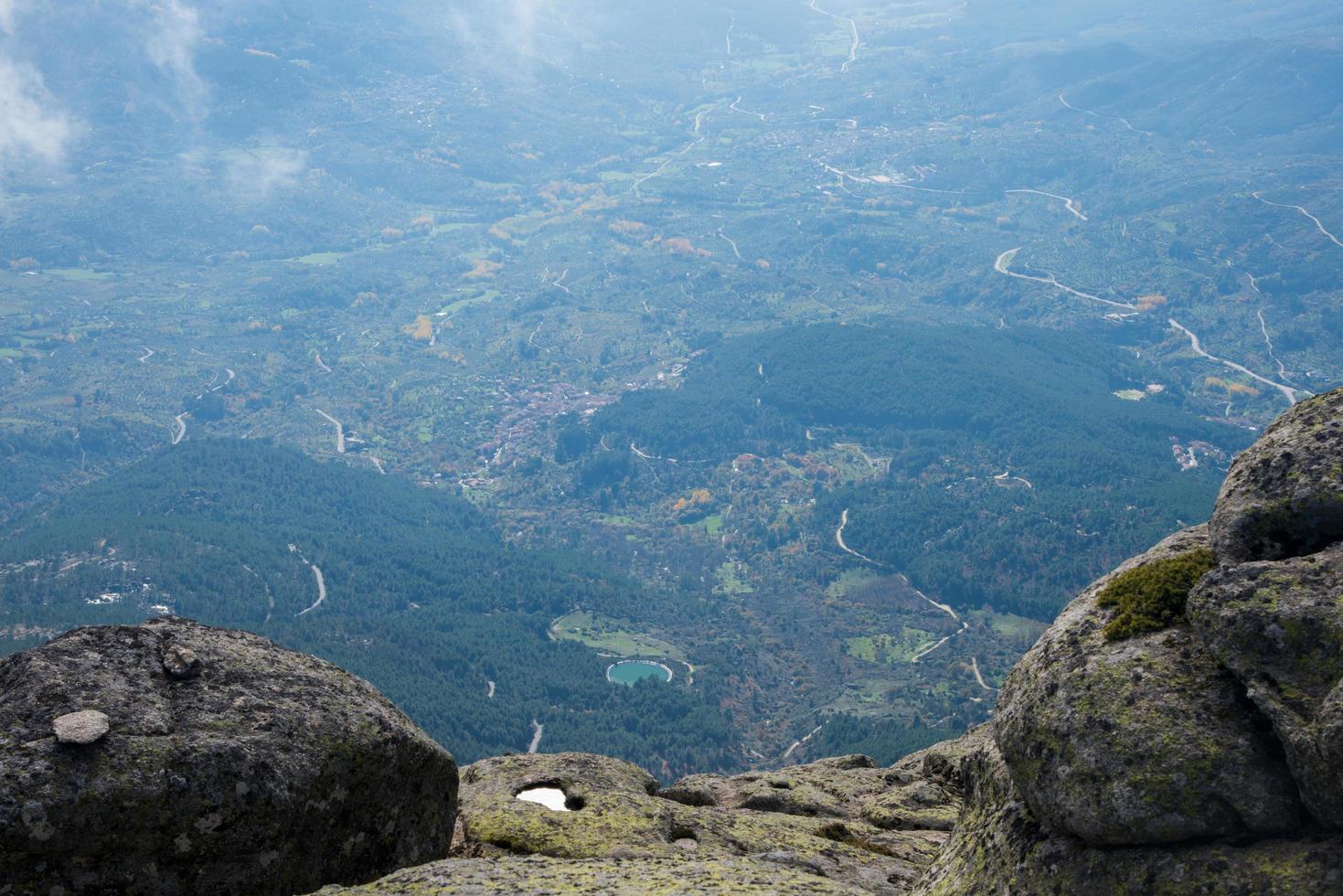 Flygfoto över en dal vid gredos park foto