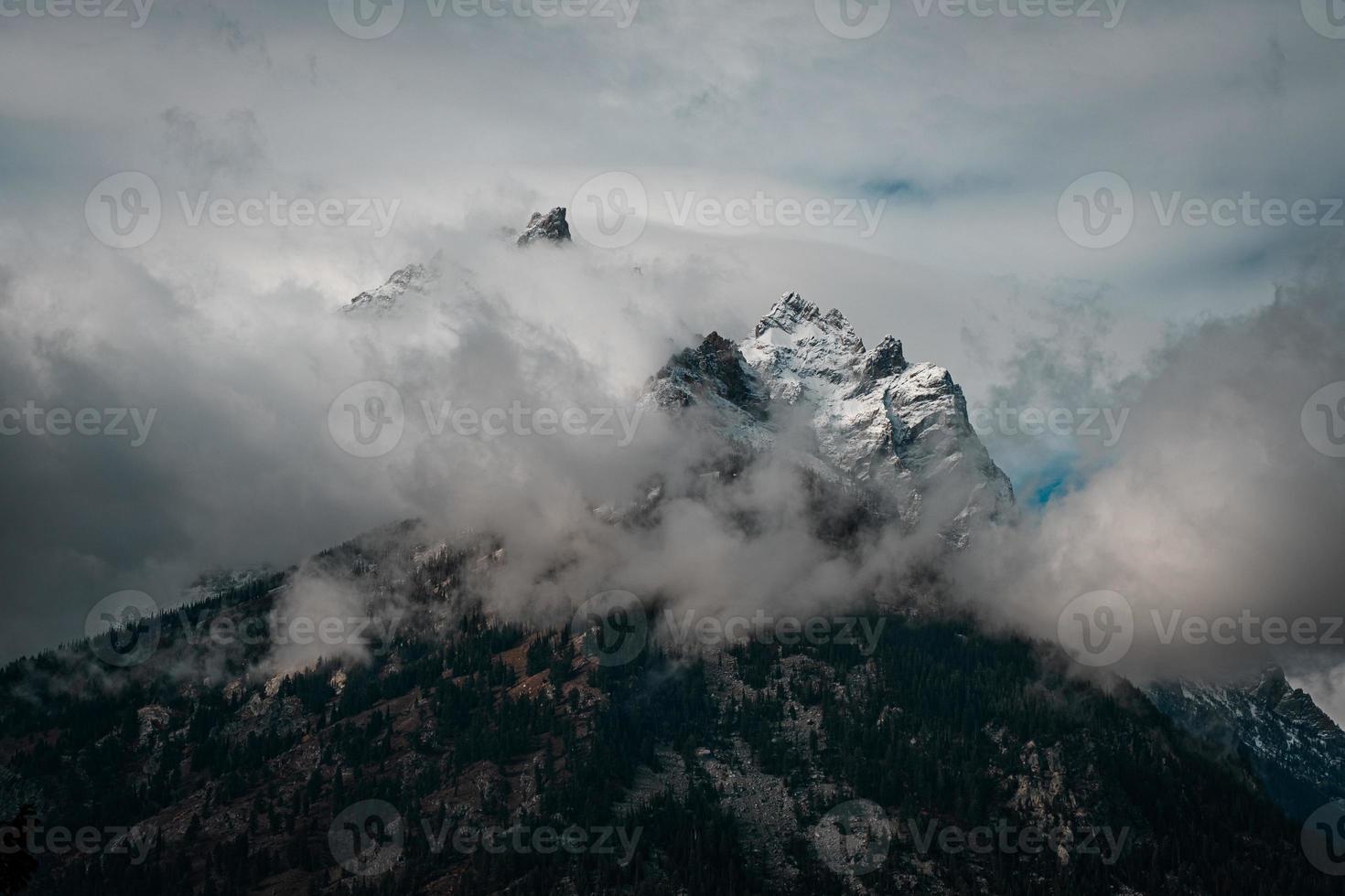 tetons i en storm foto