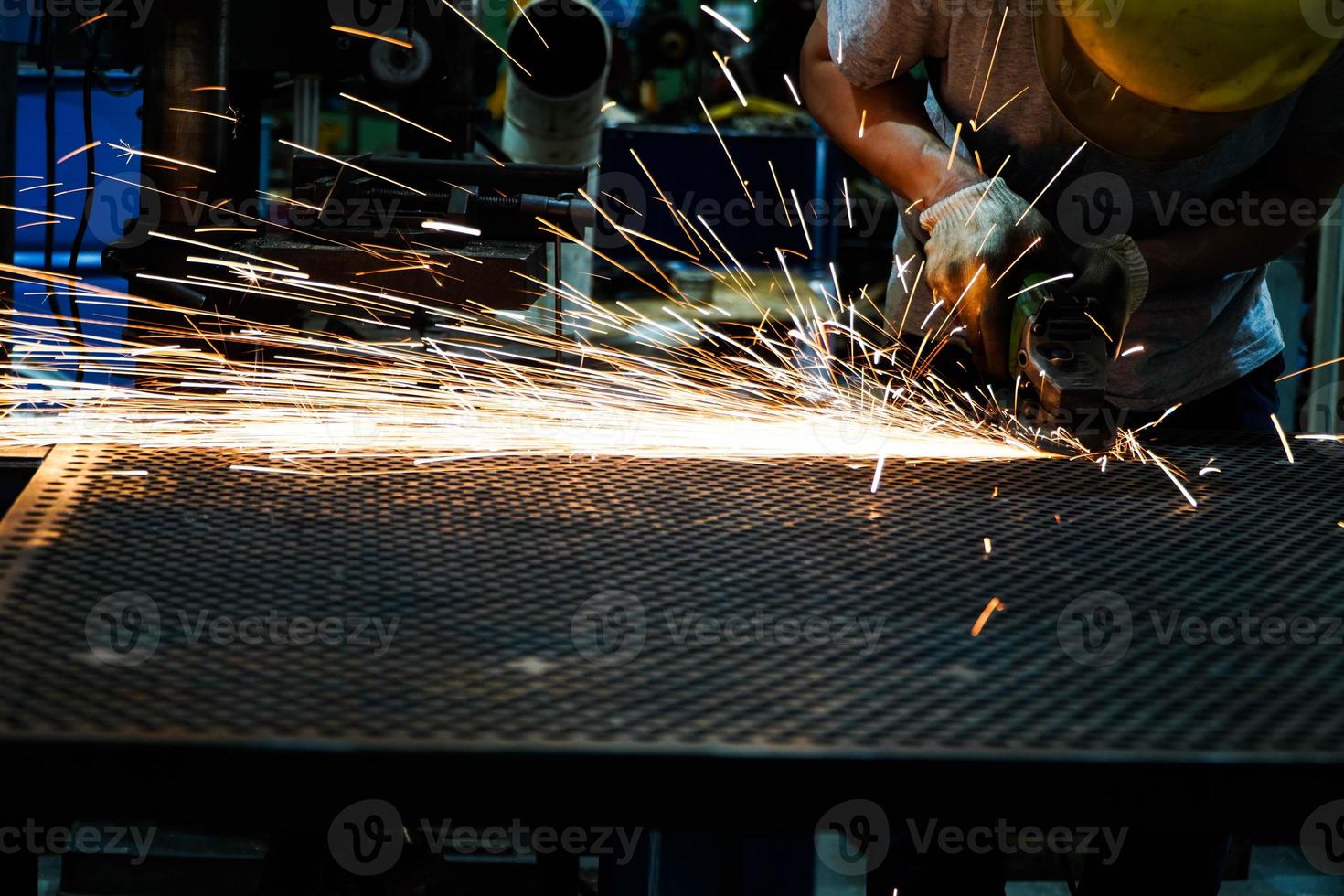 elektrisk järnslipmaskin i fabrik gnistor från slipskivor foto