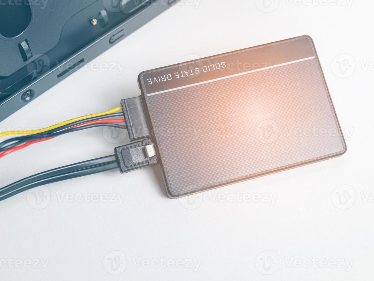 lägg handen på kabeln för att installera den kvadratiska ssd. till datorn finns två kablar, en strömkabel och en datakabel. det är en ny teknik, sata iii 6gb per i satun thailand 2-6-2022 foto