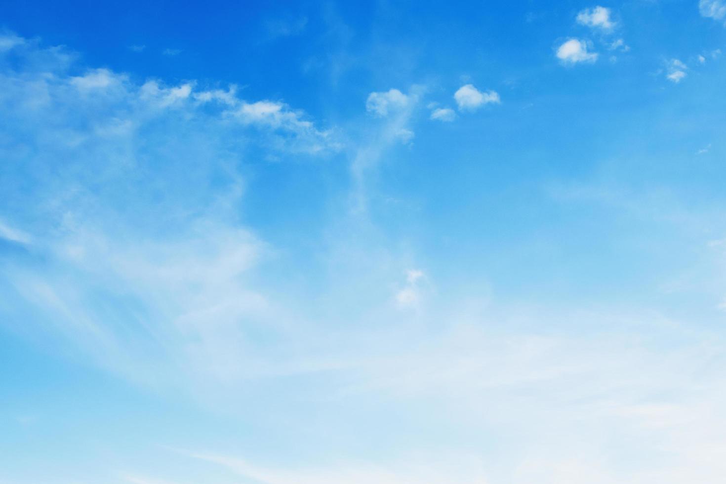 vitt moln med blå himmel bakgrund foto