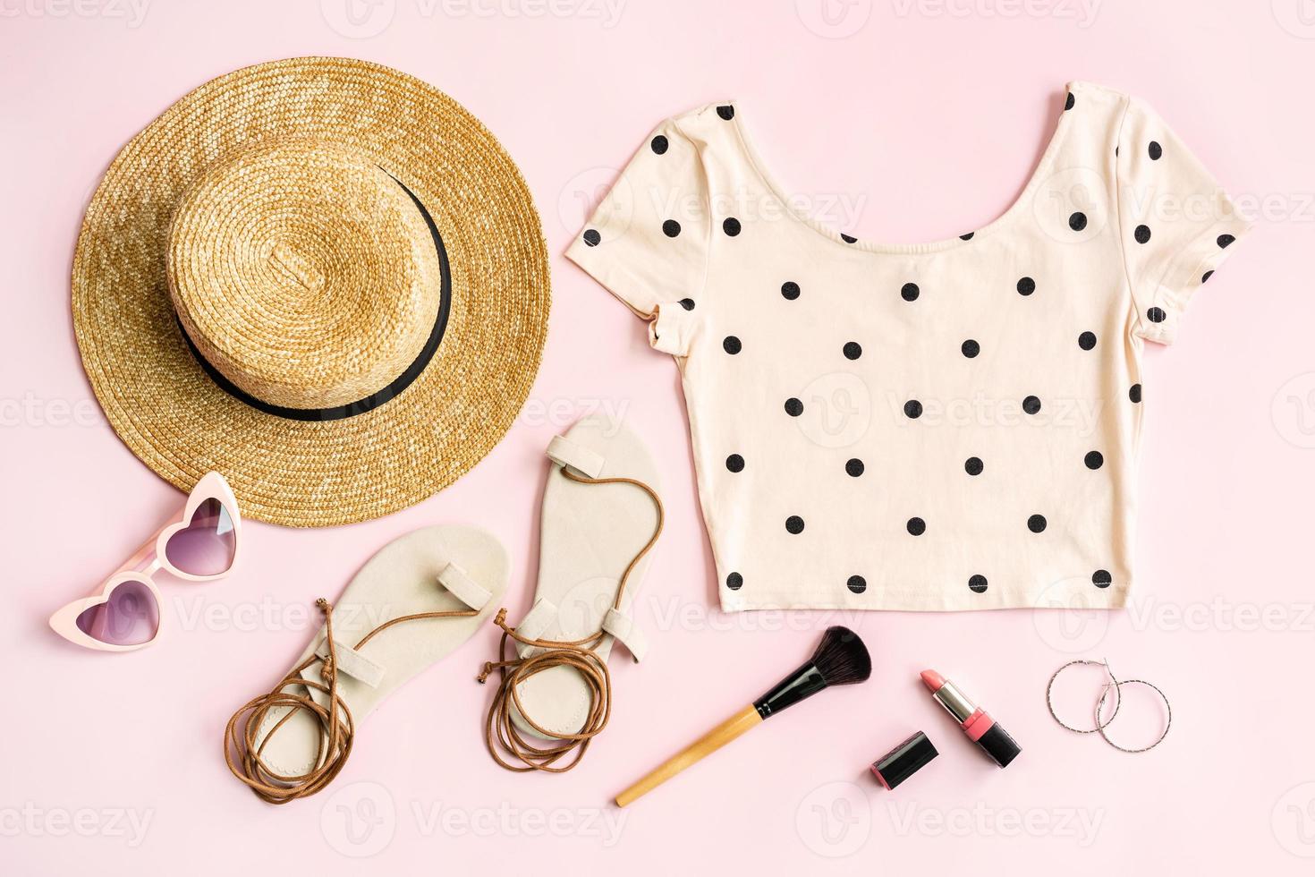 mode sommar damkläder set med kosmetika och tillbehör på rosa bakgrund, platt låg, ovanifrån foto