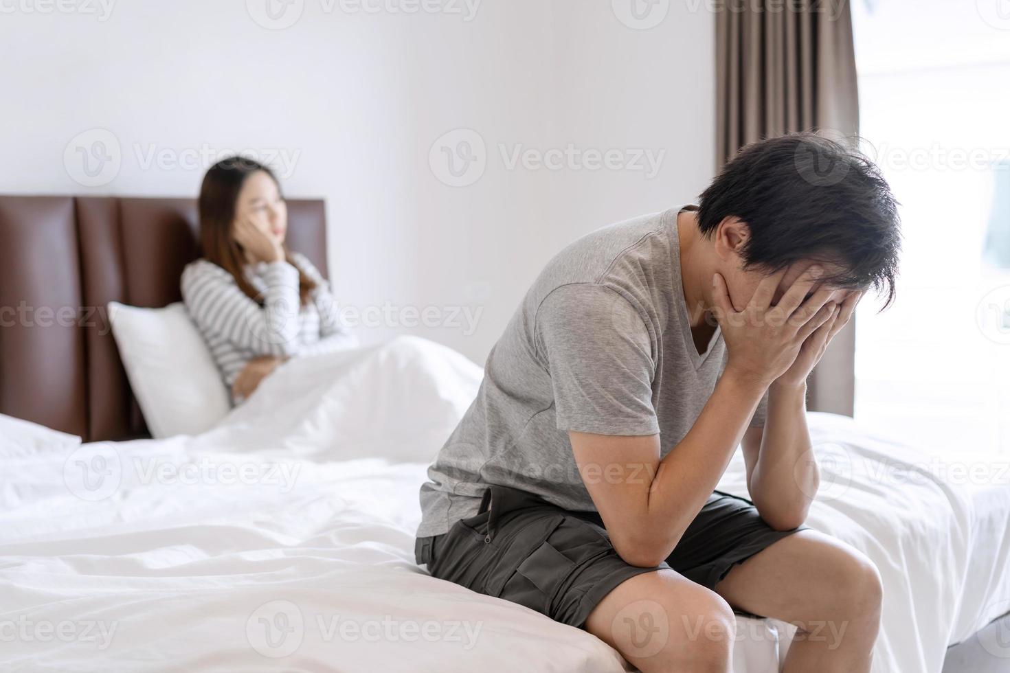 man känner sig stressad och pressad av problemet med erektil dysfunktion medan den missnöjda frun låg i sängen efter att ha haft sex foto