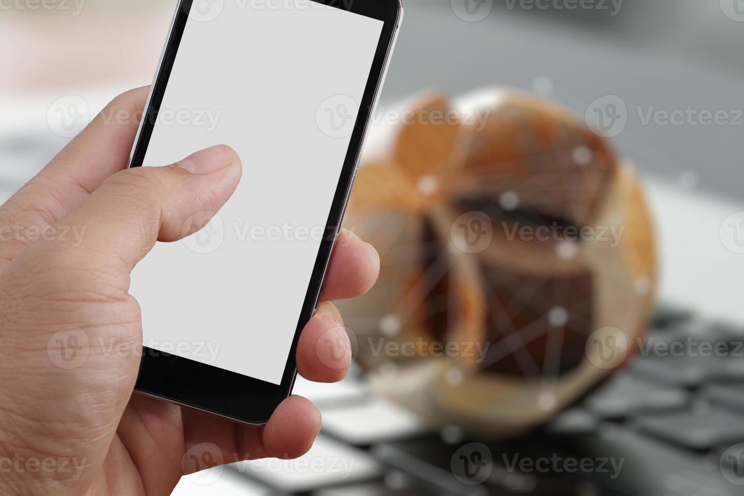 närbild av handen håller tom skärm för smart telefon foto