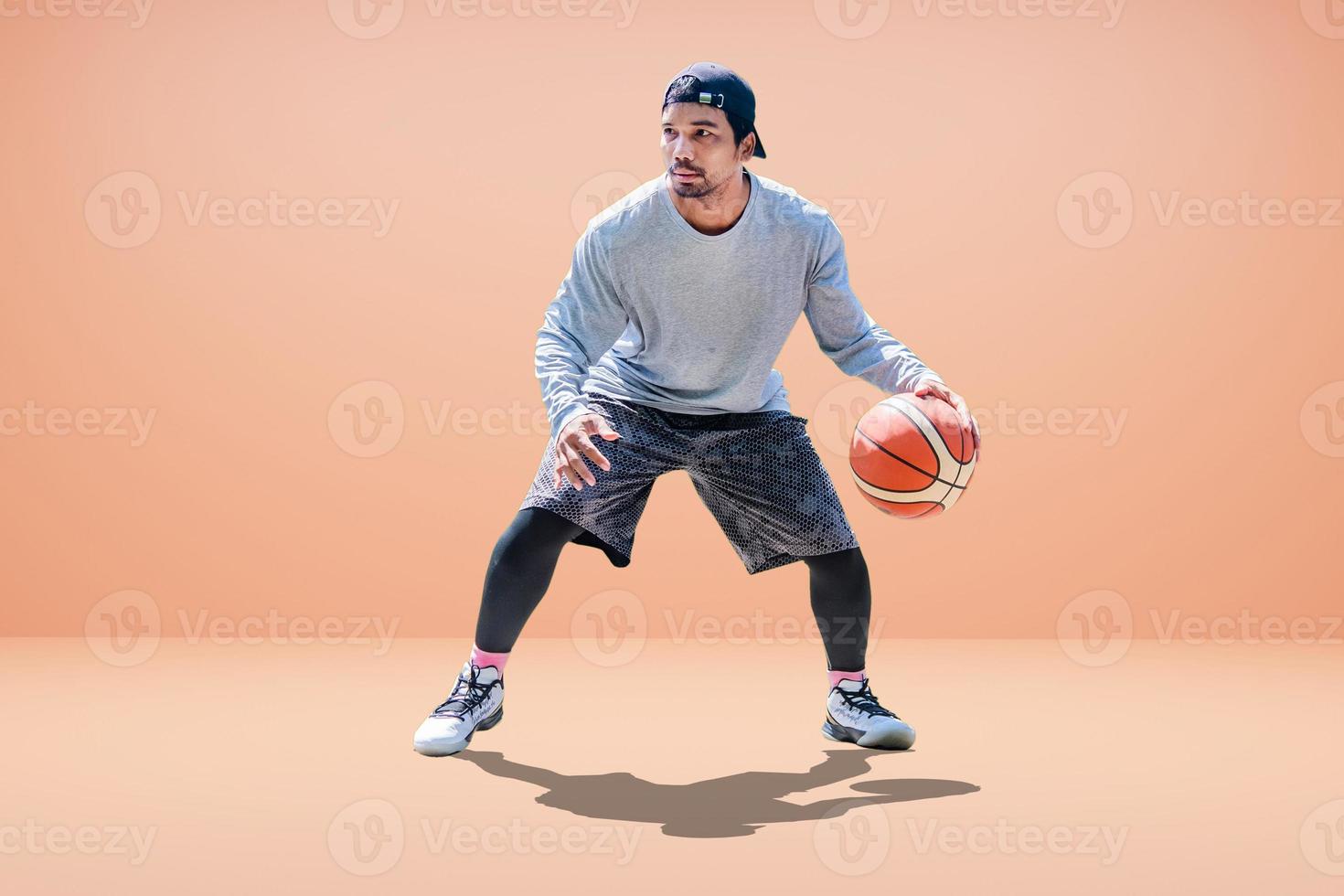 asiatisk basketspelare på färgad bakgrund foto