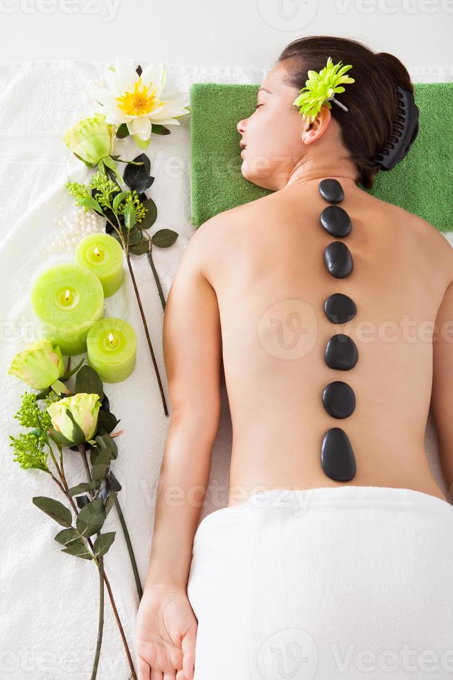 kvinna får lastone massage foto