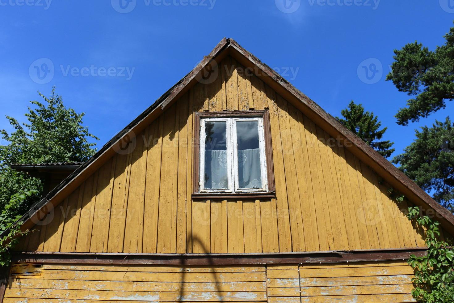 litet fönster i storstaden foto