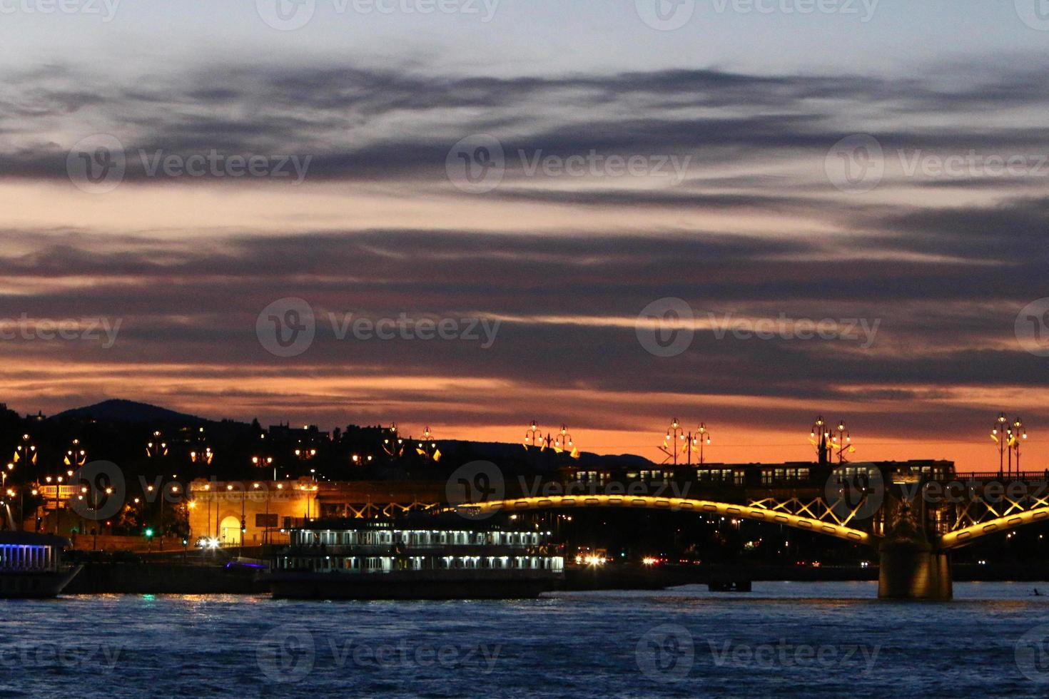 budapest huvudstad i Ungern vid solnedgången foto