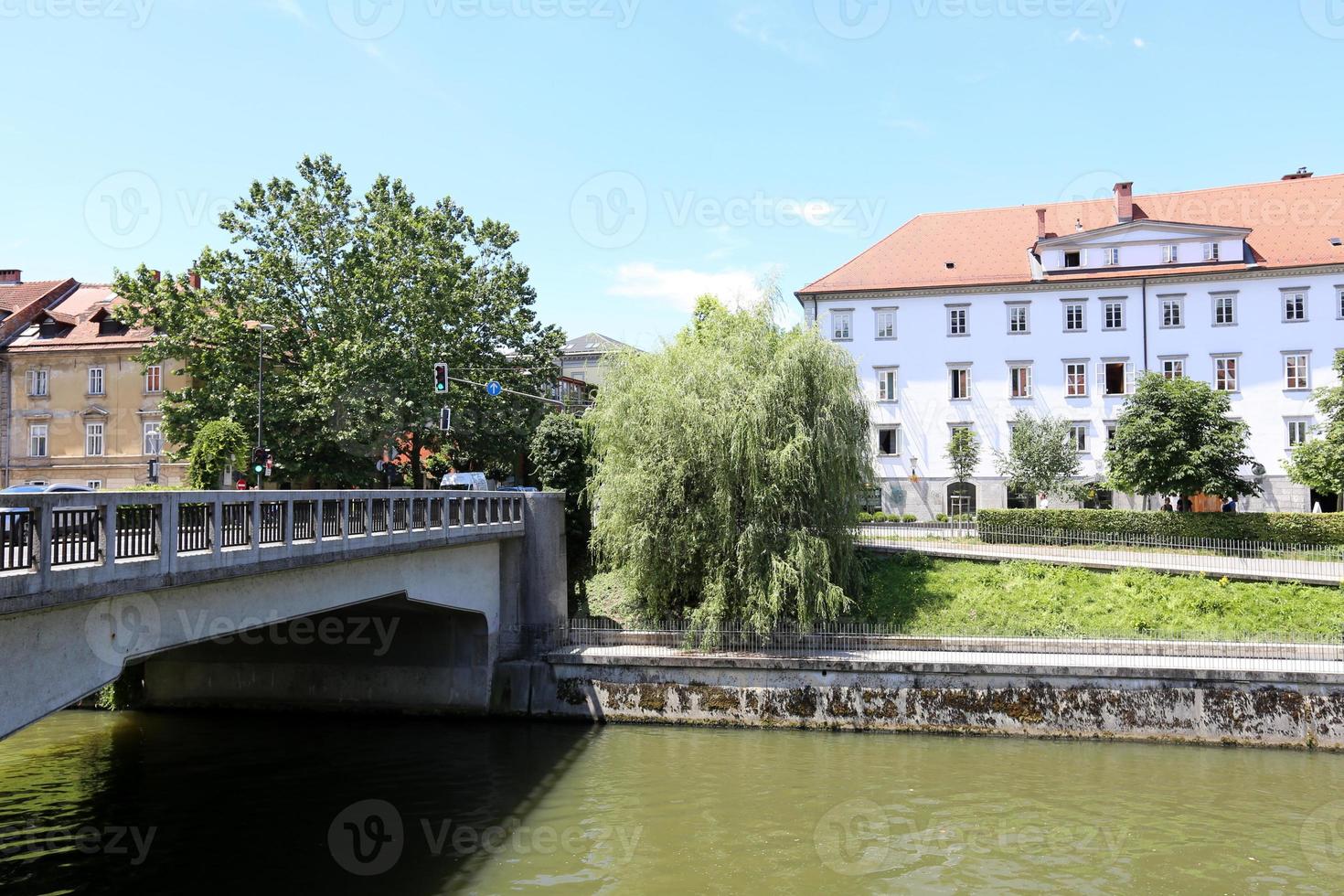 floden ljubljanica rinner genom sloveniens huvudstad, staden ljubljana. foto