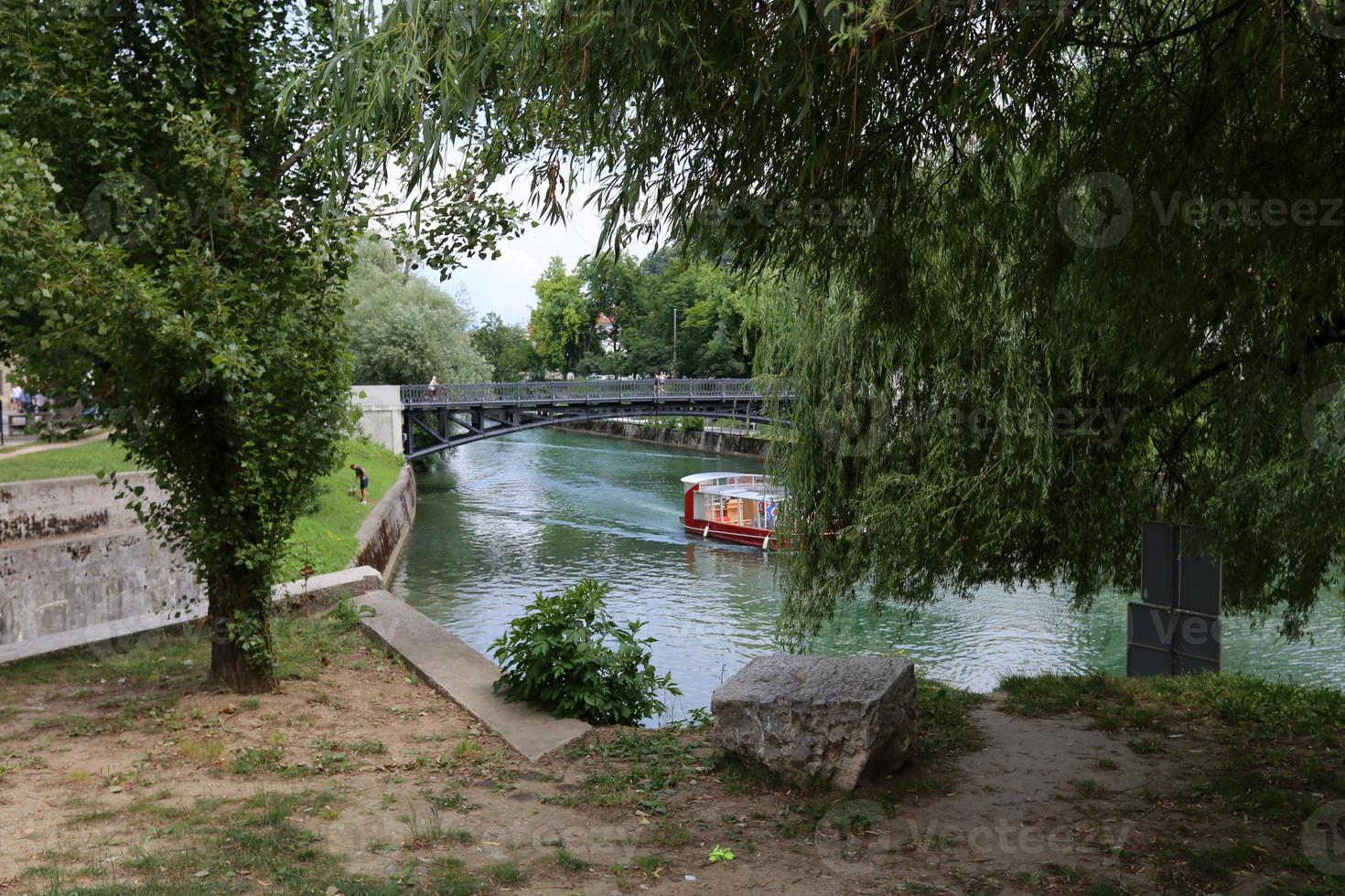 floden ljubljanica rinner genom sloveniens huvudstad, staden ljubljana. foto