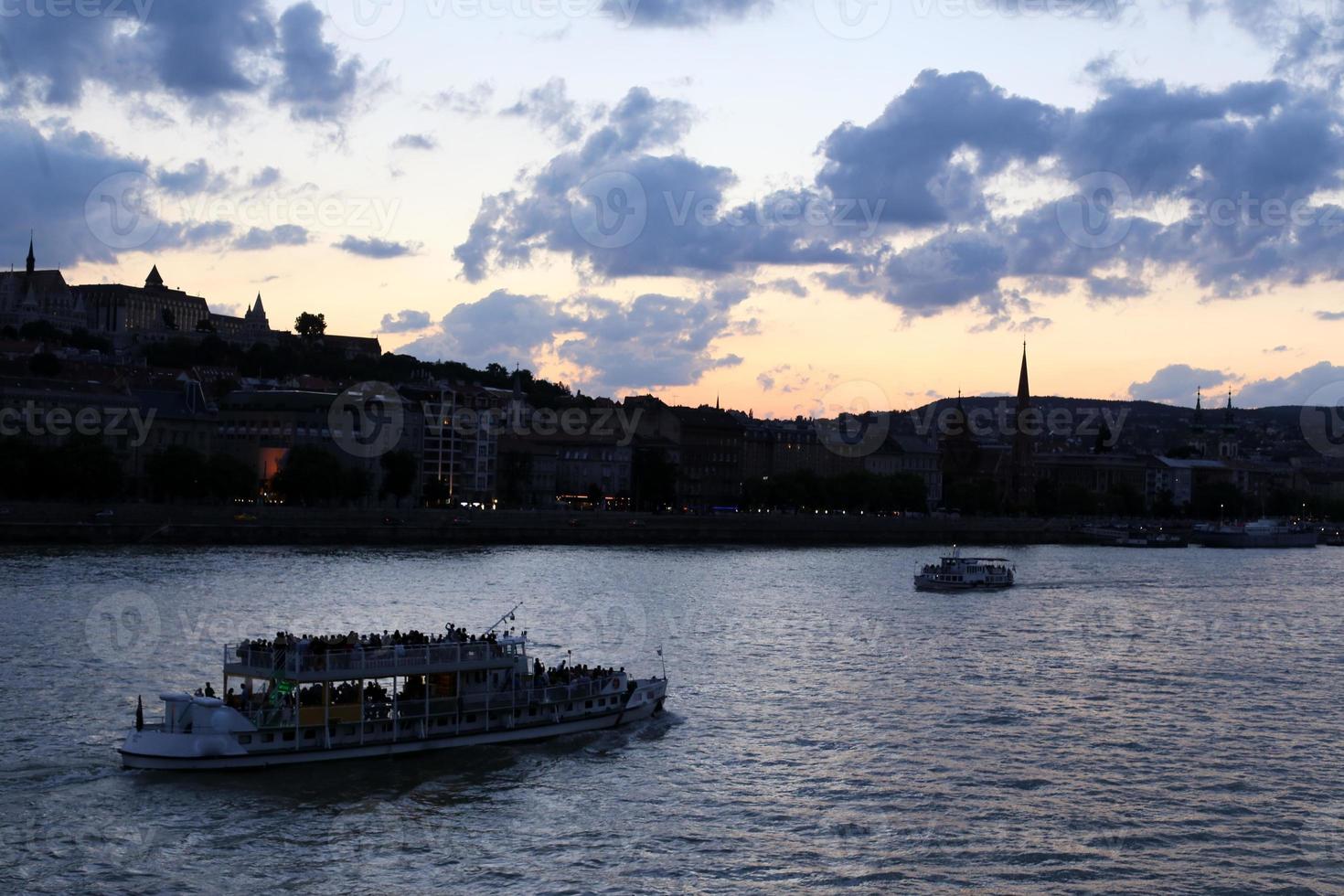 solnedgång vid floden Donau i den ungerska huvudstaden budapest. foto