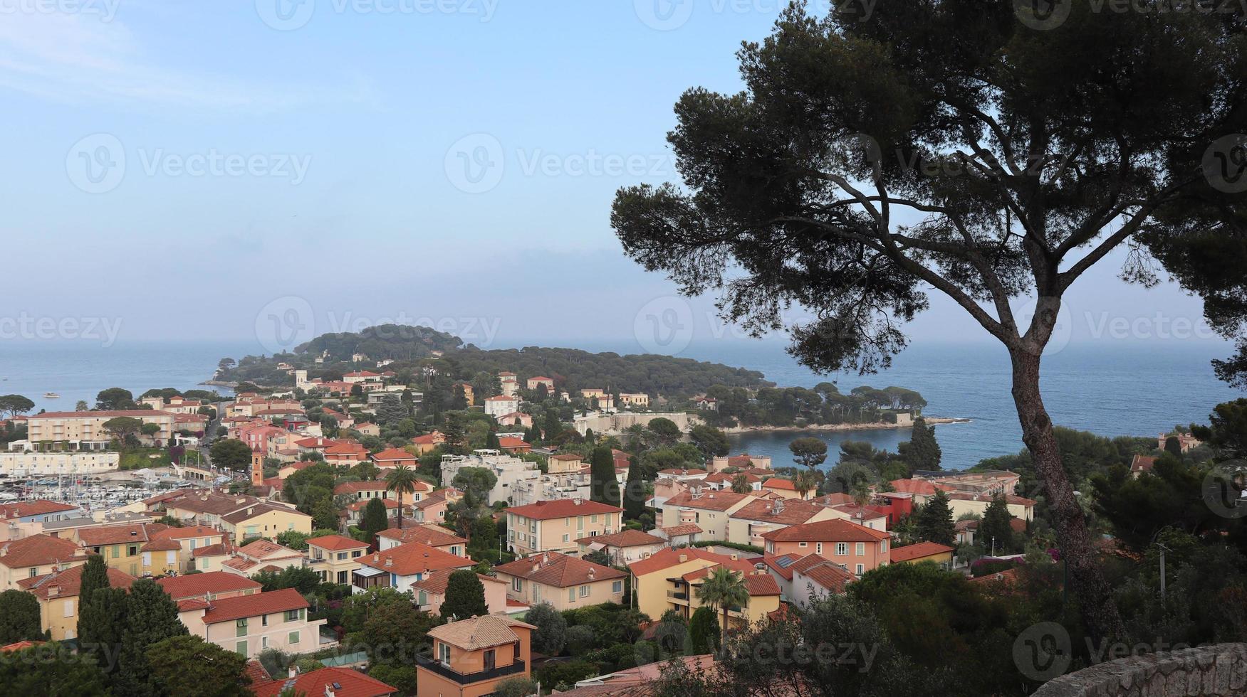 fantastisk utsikt från cap ferrat i Frankrike på den gamla staden och havet foto