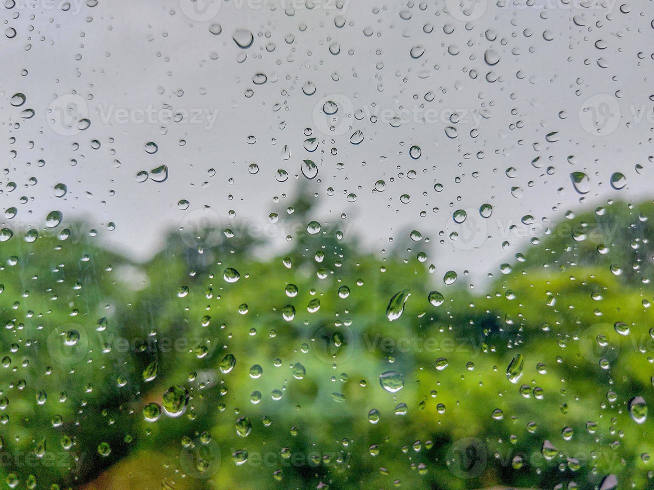 regndroppe på glasfönstret. foto