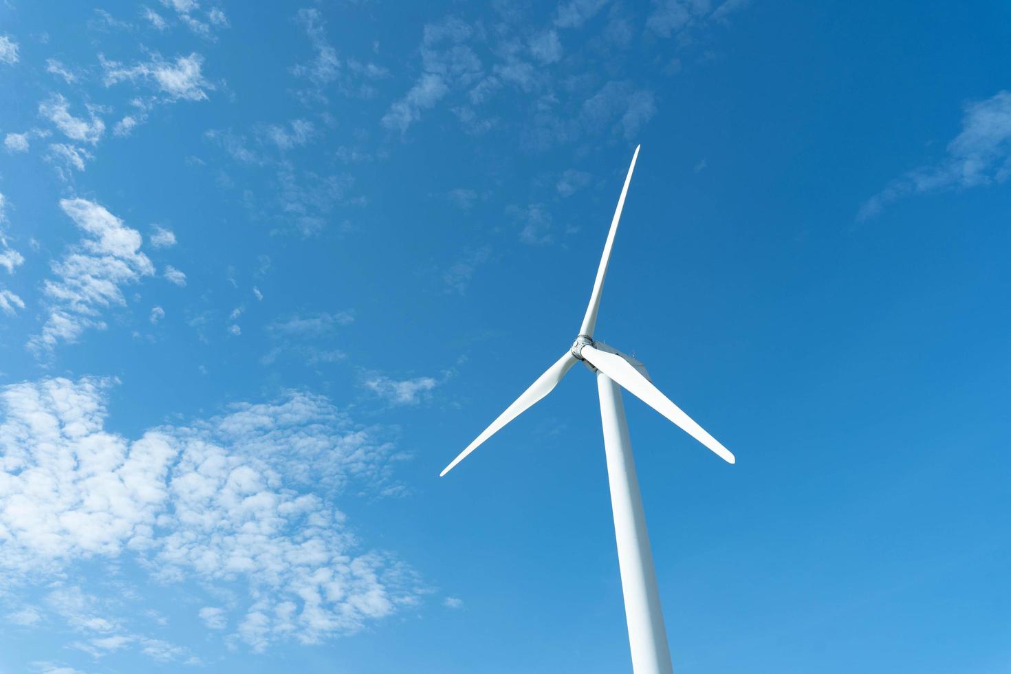 vindkraftverk eller även vindkraftverk på vindkraftspark i rotation för att generera elenergi på utomhus med sol och blå himmel, bevarande och hållbart energikoncept foto