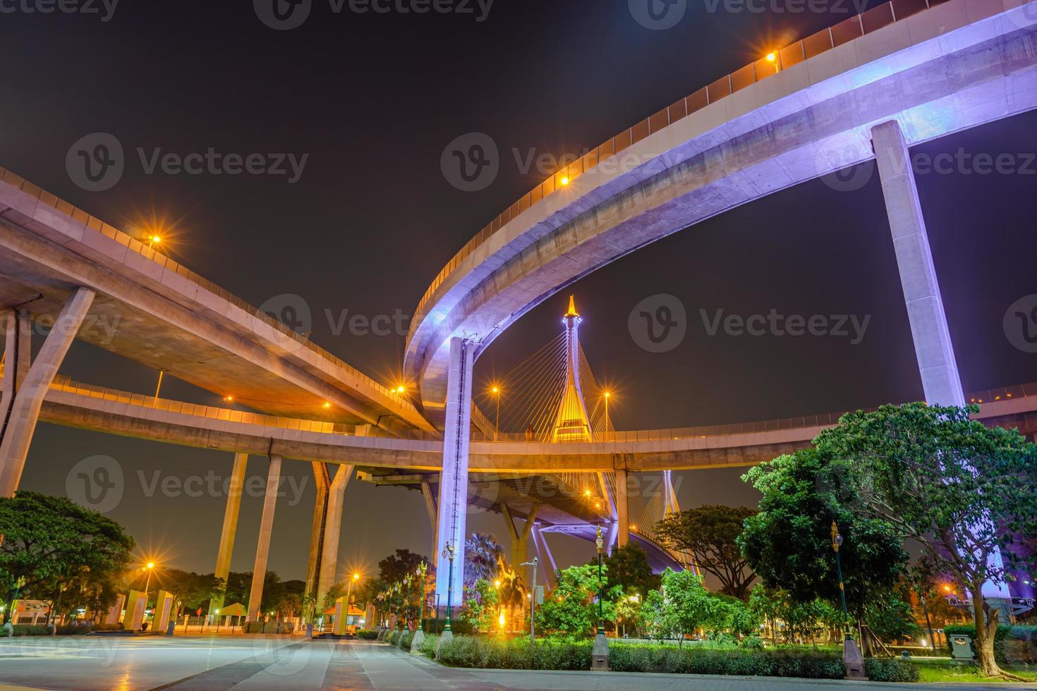 lysa upp på bhumibol motorvägsbron med trädgården i lat pho park, samut prakan, thailand foto