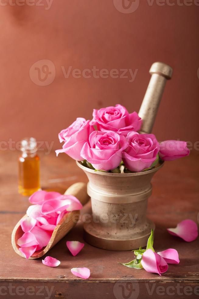 murbruk med rosblommor för aromterapi och spa foto