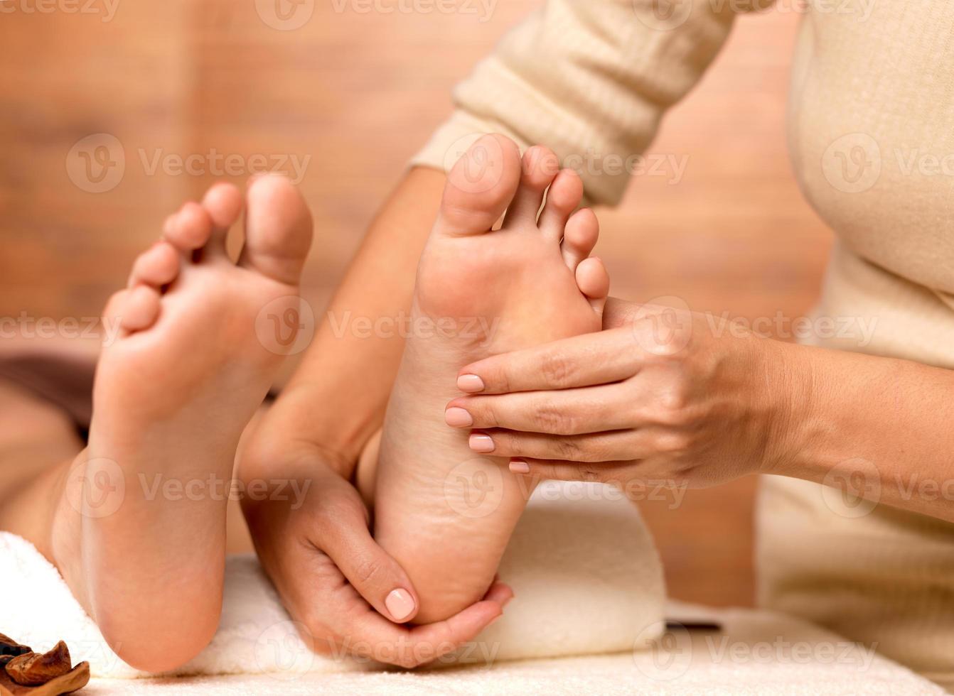 massage av mänsklig fot i spasalong foto
