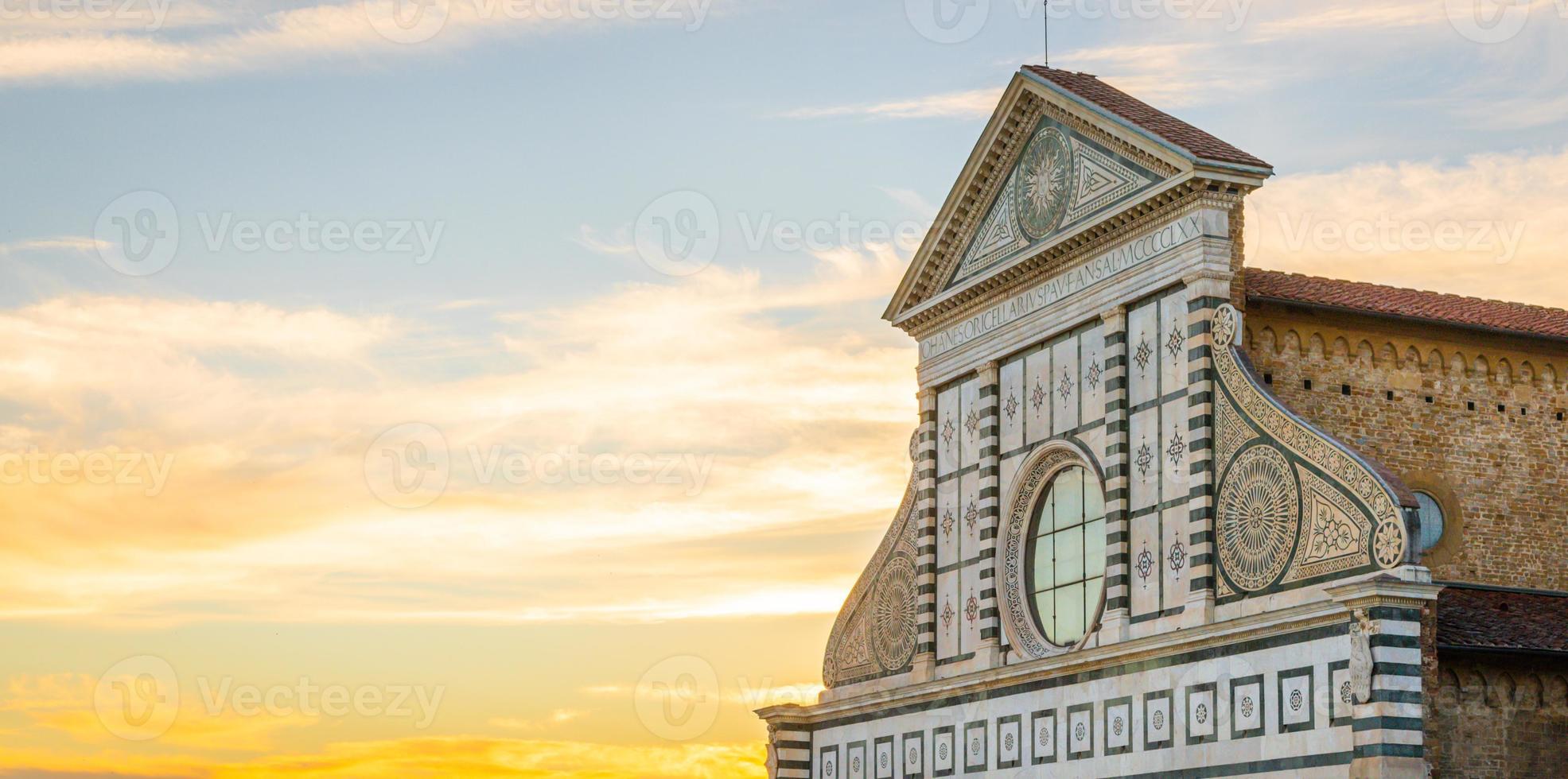 Florens, Italien. solnedgångsljus på santa maria novella - heliga maria kyrka - ingen och kopiera utrymme. foto