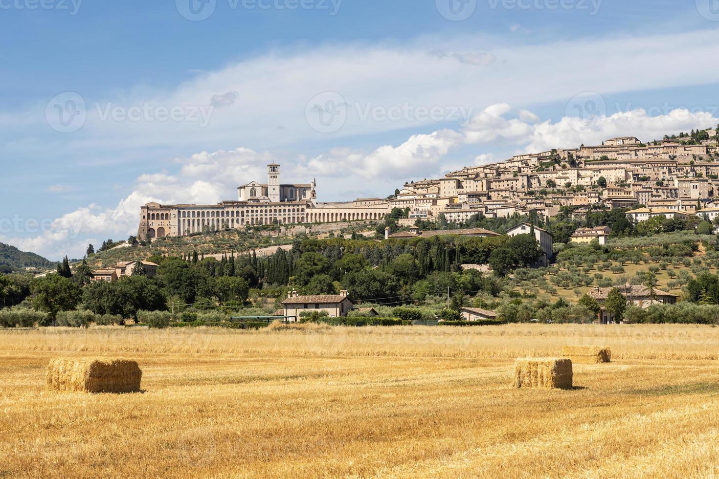 byn assisi i regionen Umbrien, Italien. staden är känd för den viktigaste italienska basilikan tillägnad st. francis - san francesco. foto