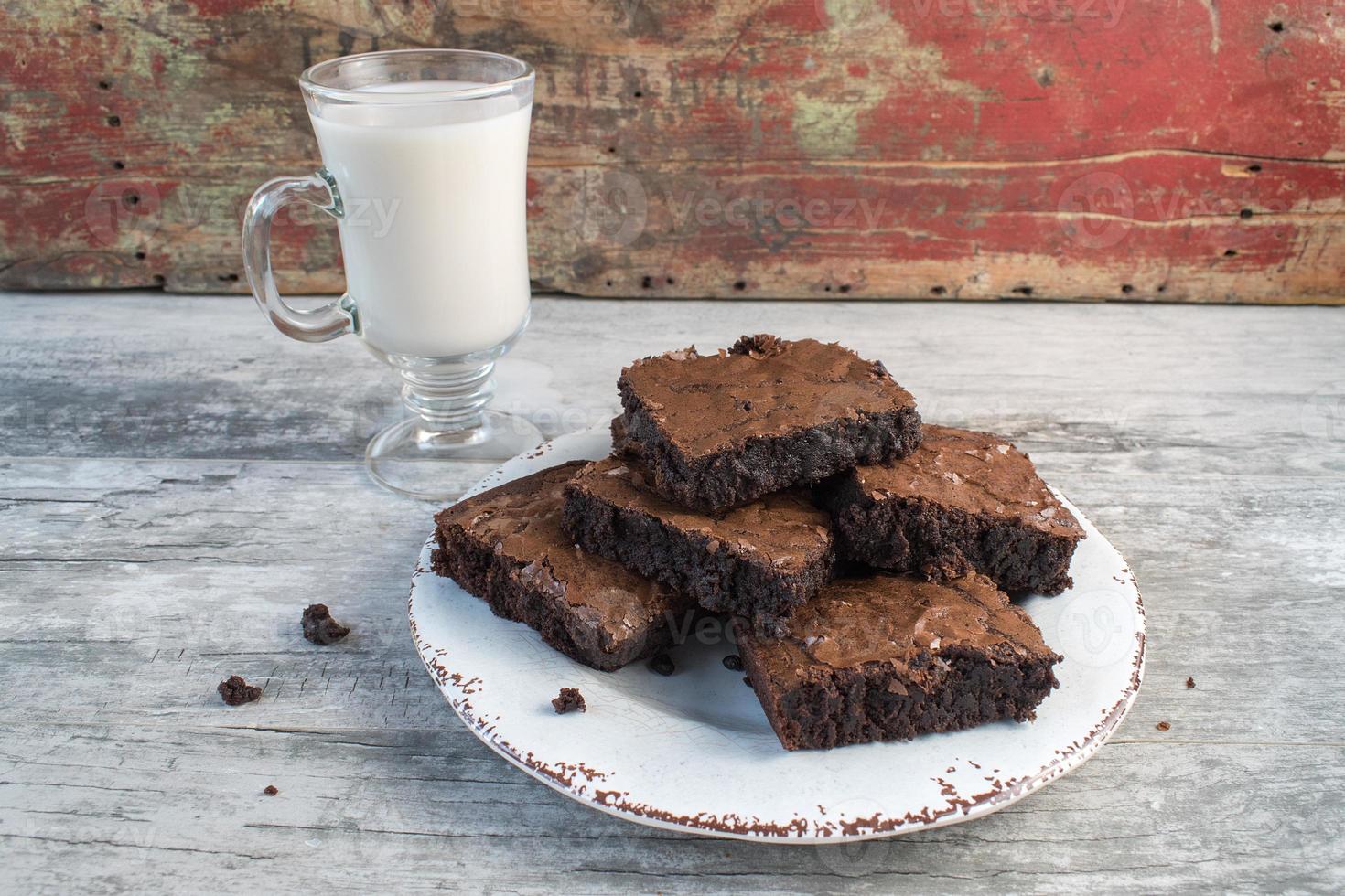 tallrik brownie rutor med glas mjölk foto