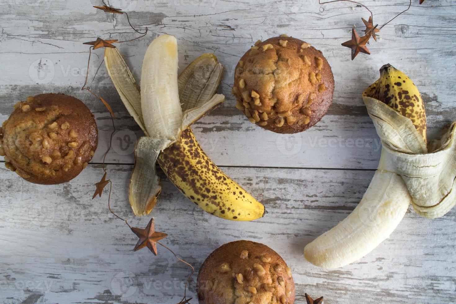 hemlagad bananbröd muffins ovanifrån foto