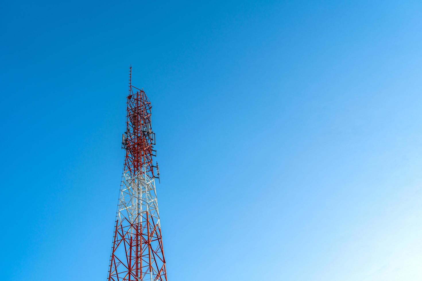 telekommunikationstornantenn och satellit i mobilnät. foto