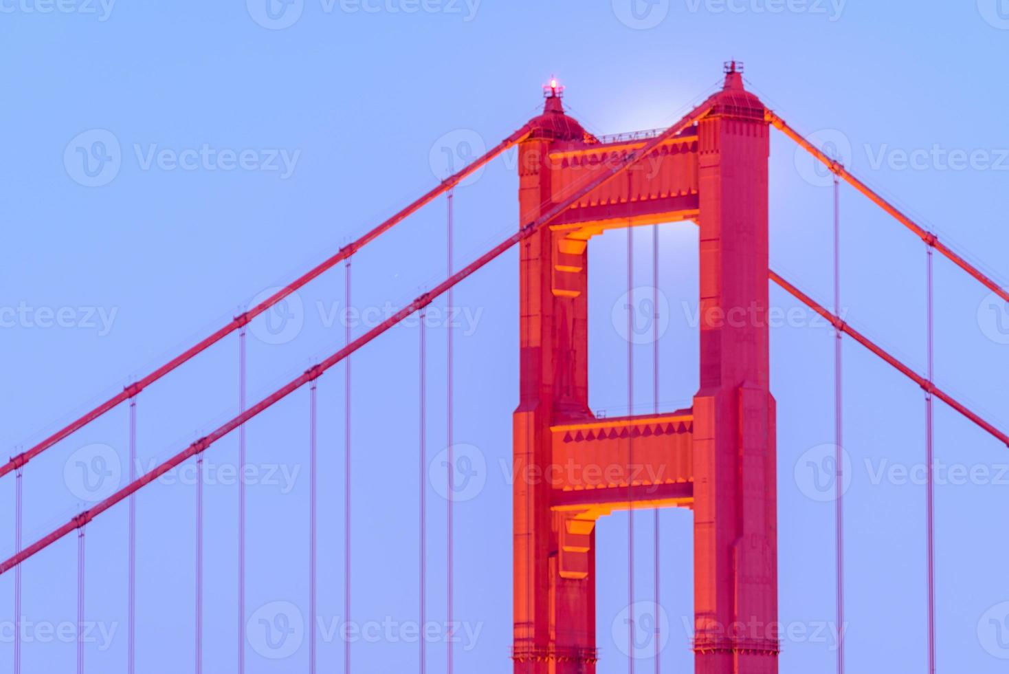 majestätiska san francisco golden gate bridge med fullmånen i juni 2022 och norra tornet sett från marin udde i Kalifornien foto