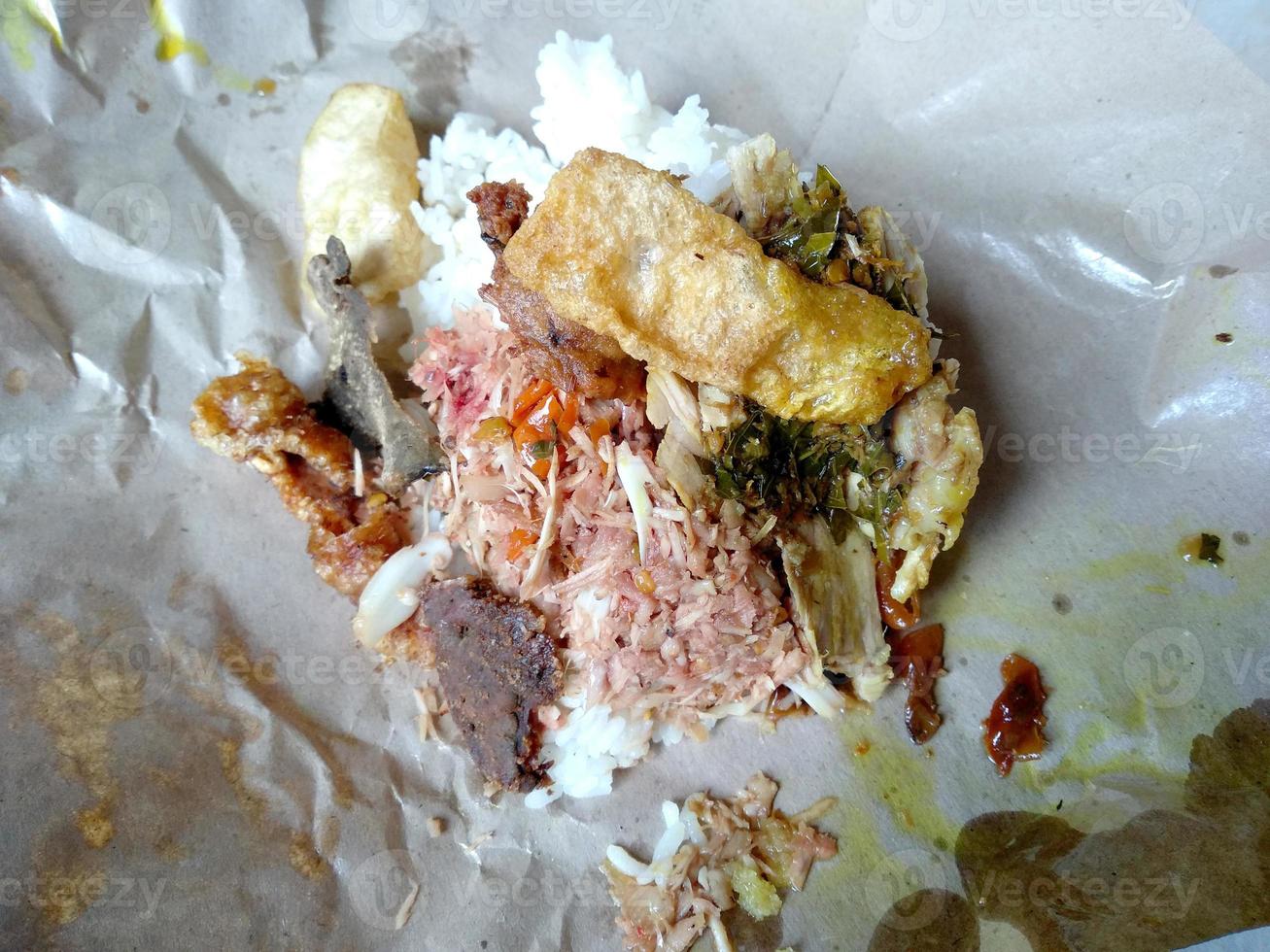 nasi babi guling khas bali eller grisköttsris. indonesisk kulinarisk mat foto