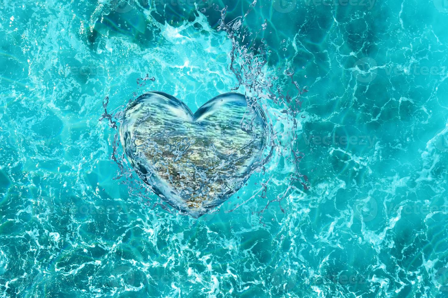 oskärpa suddigt hjärta från vattenstänk på havets vågor. vatten dag eller alla hjärtans dag koncept. foto