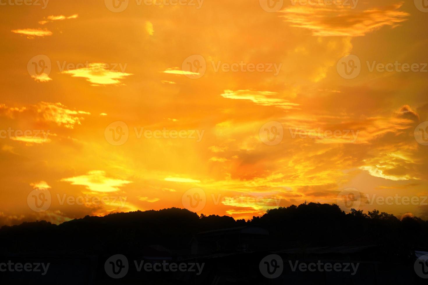 eldig orange solnedgång himmel bakgrund. vacker himmel bakgrund. foto