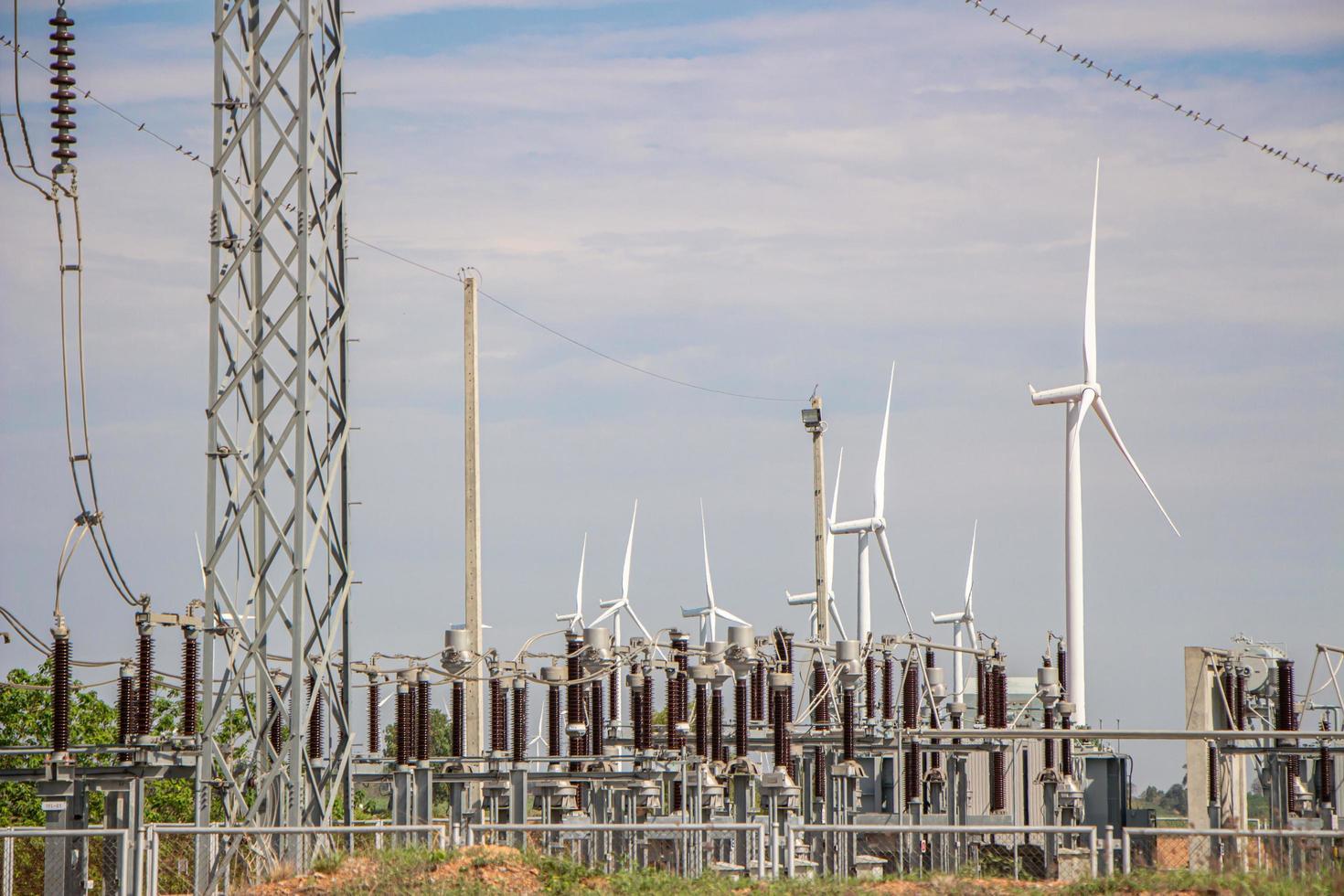 ingenjörsteam som arbetar i vindkraftverk. förnybar energi med vindgenerator genom alternativ energikoncept. foto