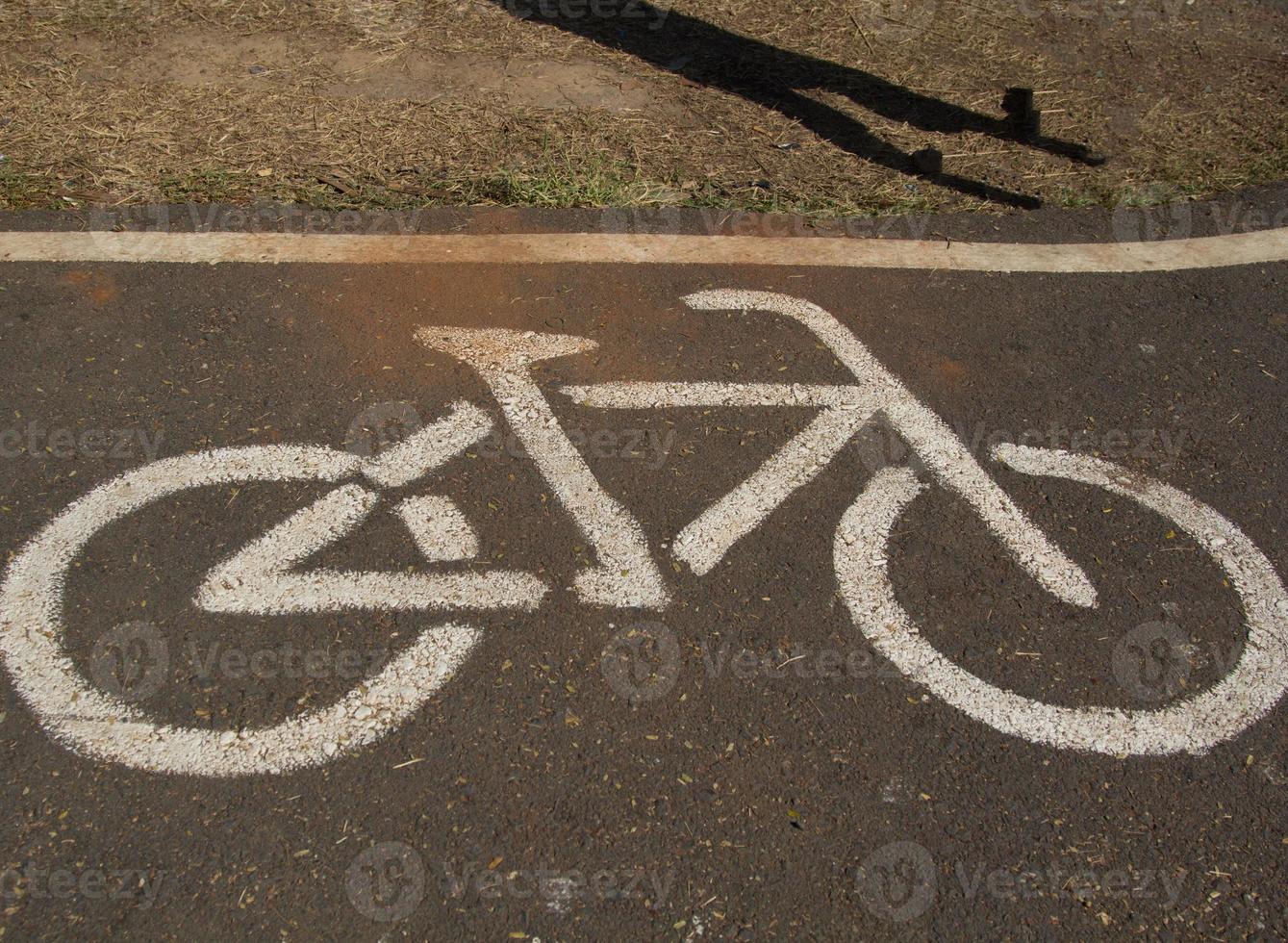 symbol för cykelvägen som används över hela universitetet och runt om i världen som människor fortfarande cyklar på är en symbol att vara medveten om. foto